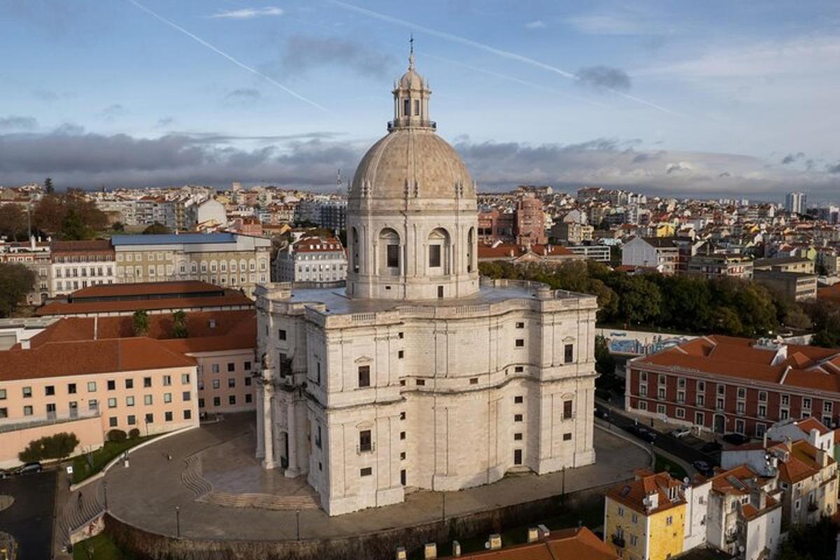un grande edificio bianco con una cupola in cima