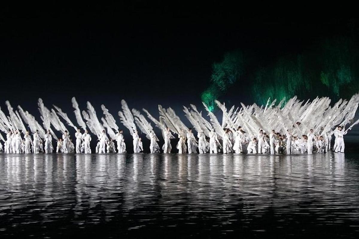 велика група людей у білій формі на воді