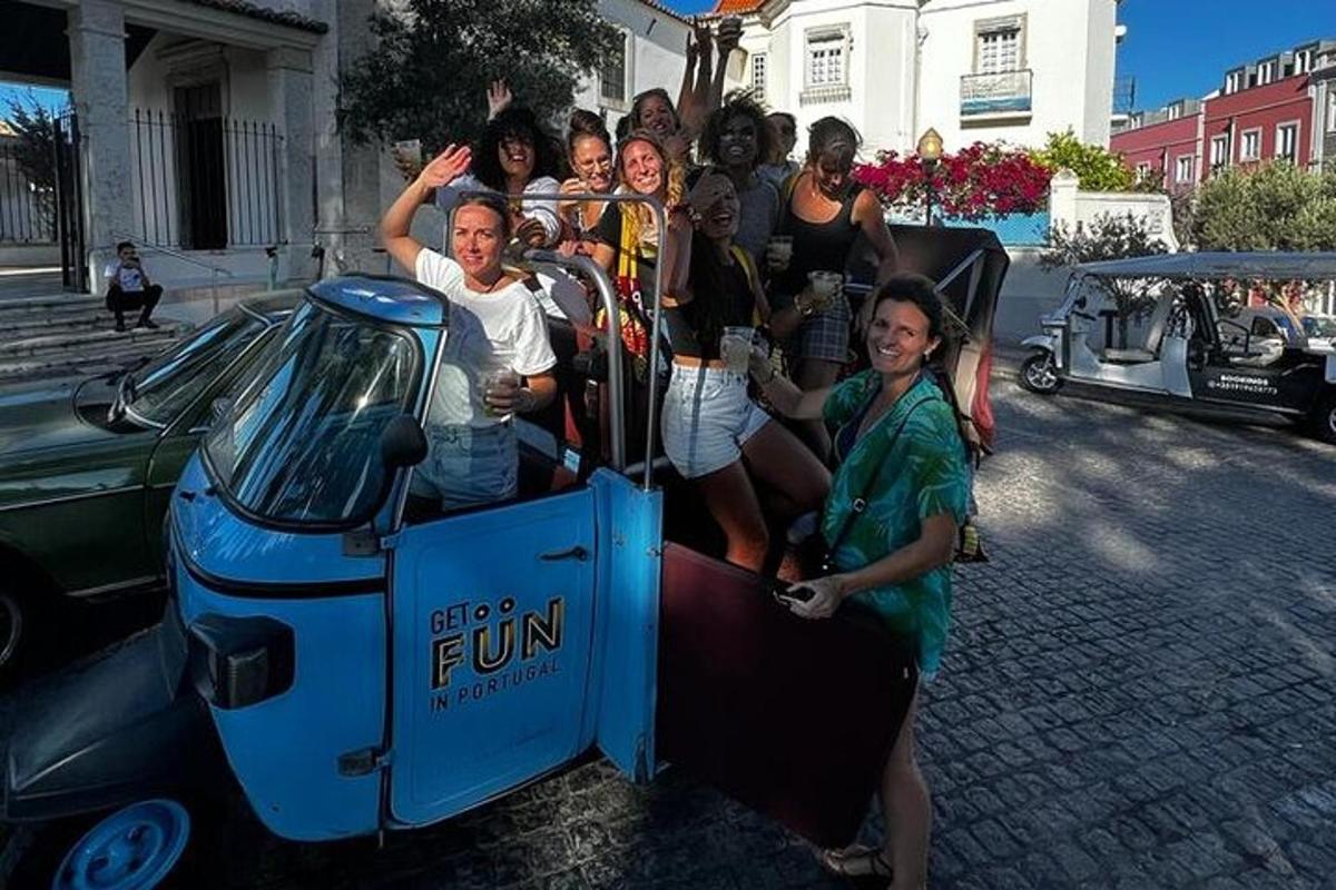 un gruppo di persone in piedi sul retro di un'auto scoperta