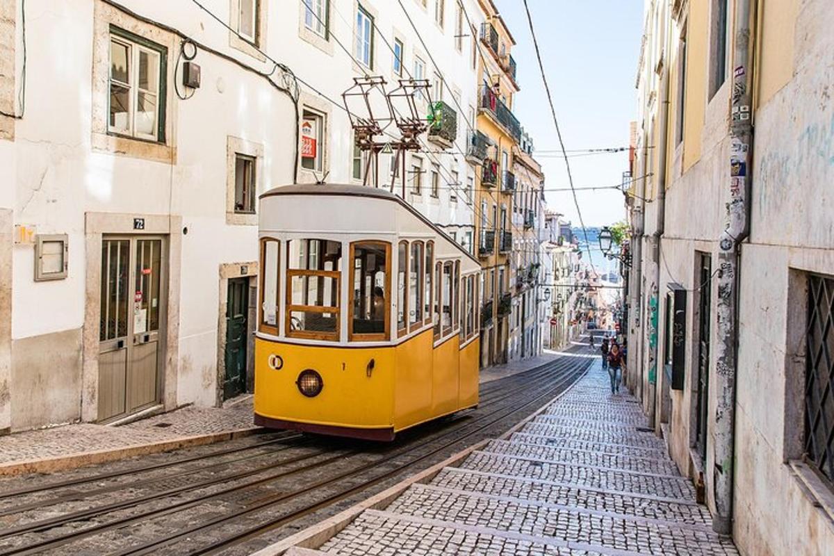 un tram giallo che percorre una strada