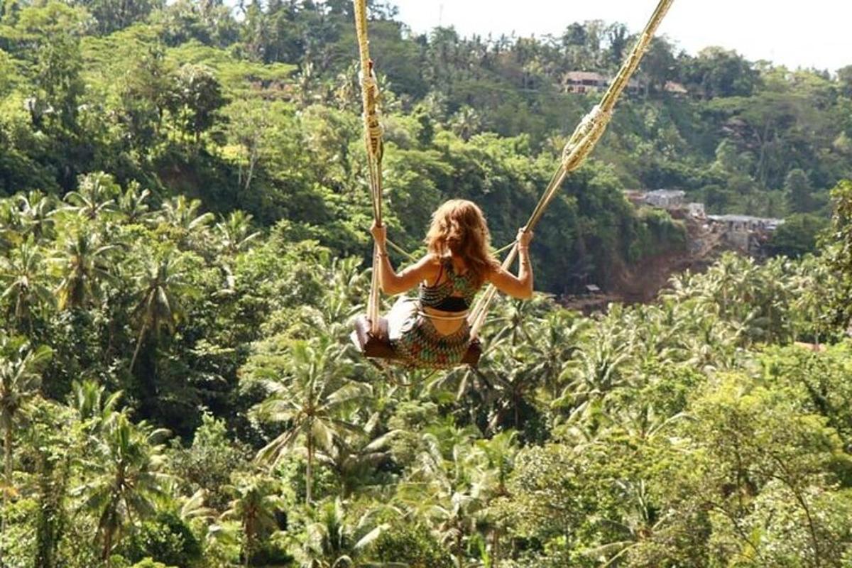 seorang wanita di ayunan tali di hutan