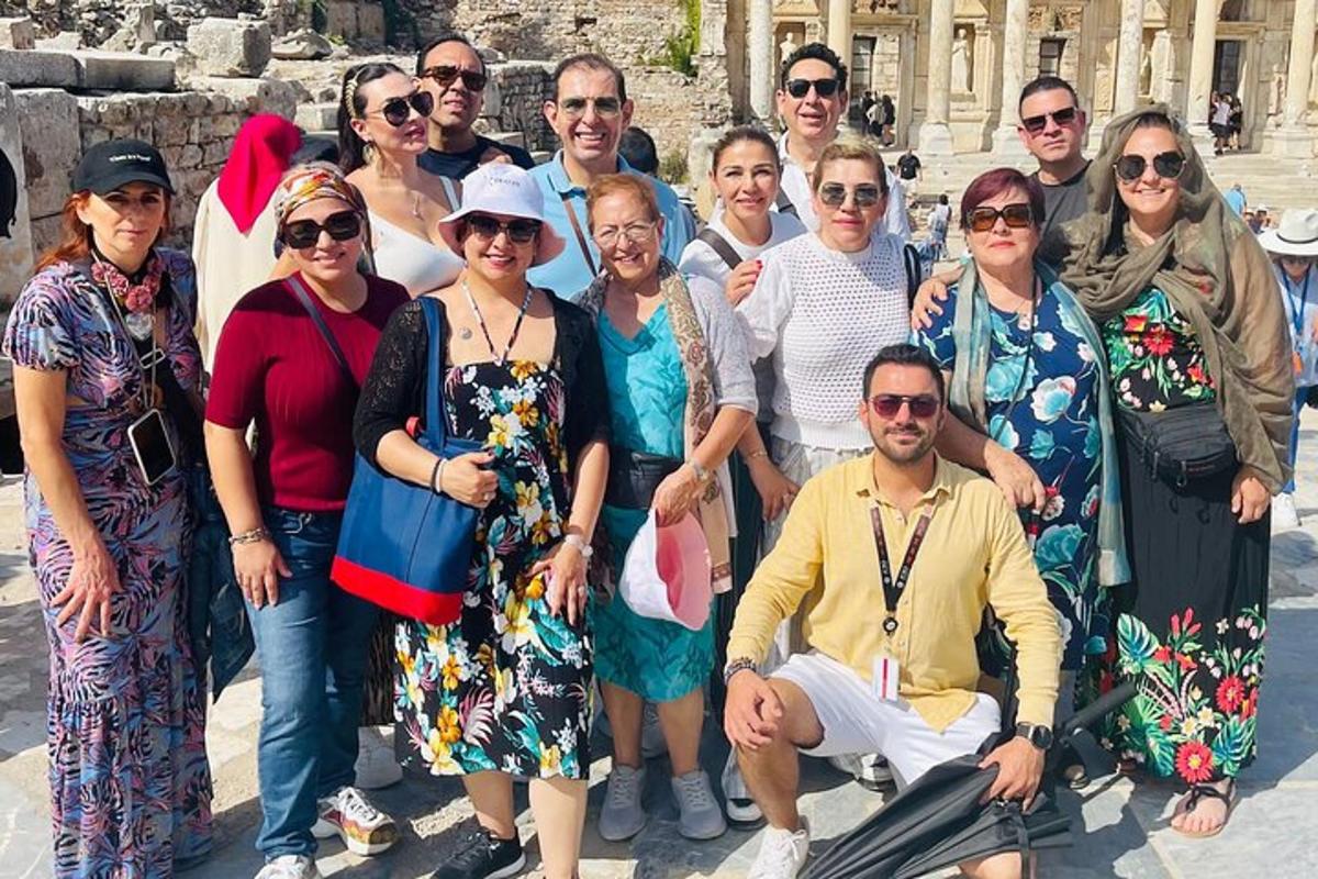 un grup de persones posant per a una foto