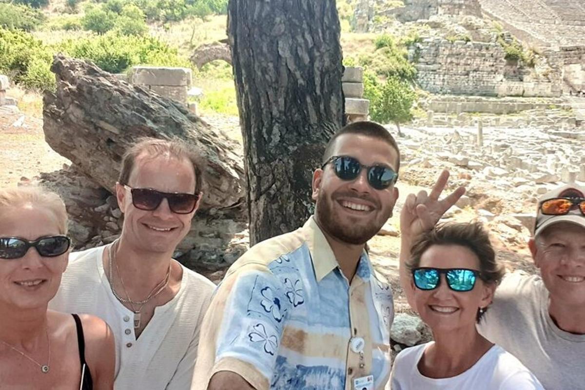 eine Gruppe von Menschen posiert für ein Foto bei den Ruinen
