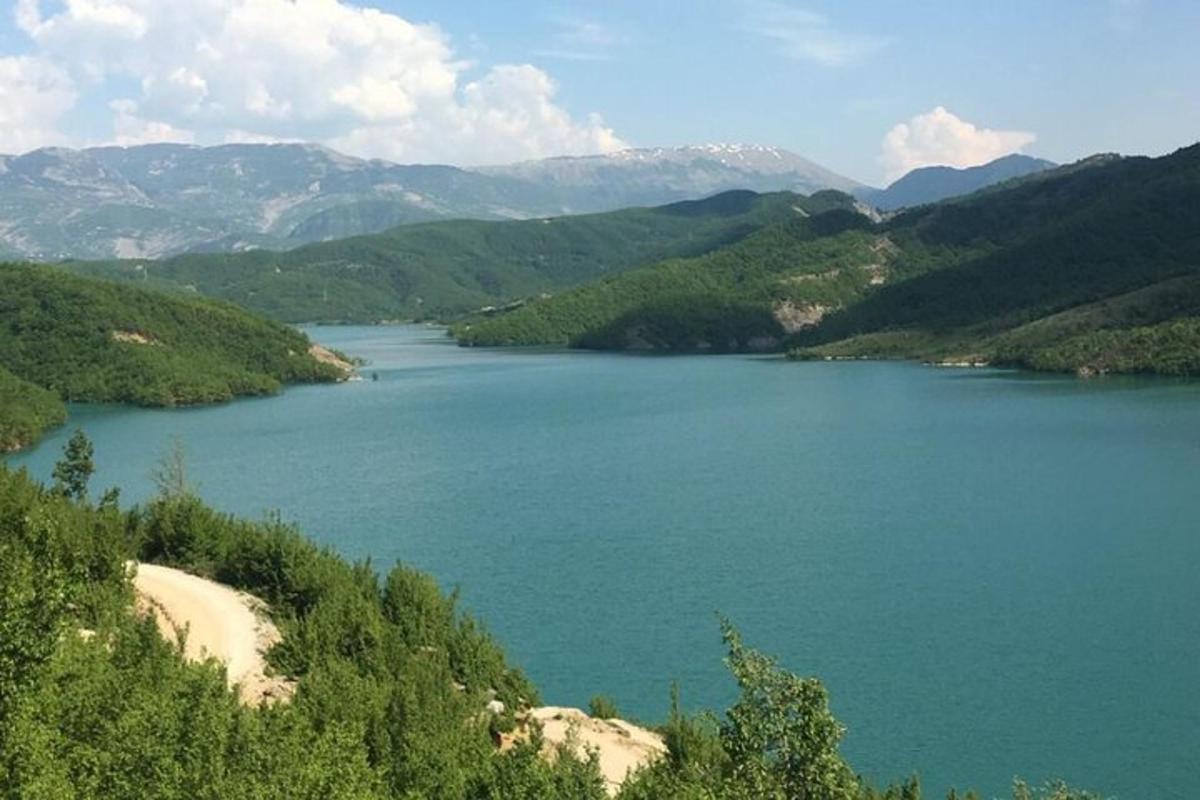 Una vista de un lago con montañas al fondo.