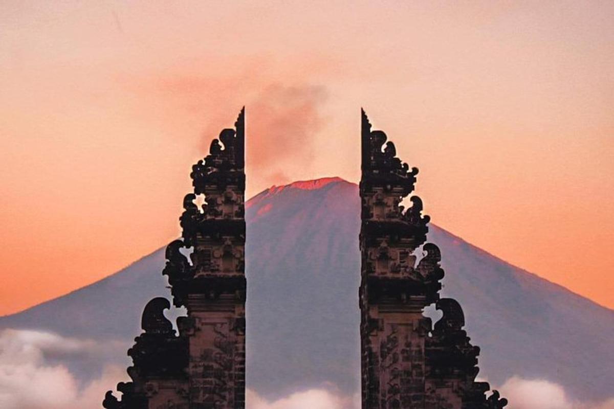 sebuah bangunan dengan gunung di latar belakang