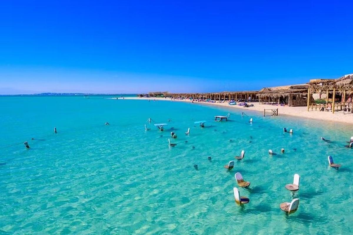 um grupo de pessoas na água em uma praia