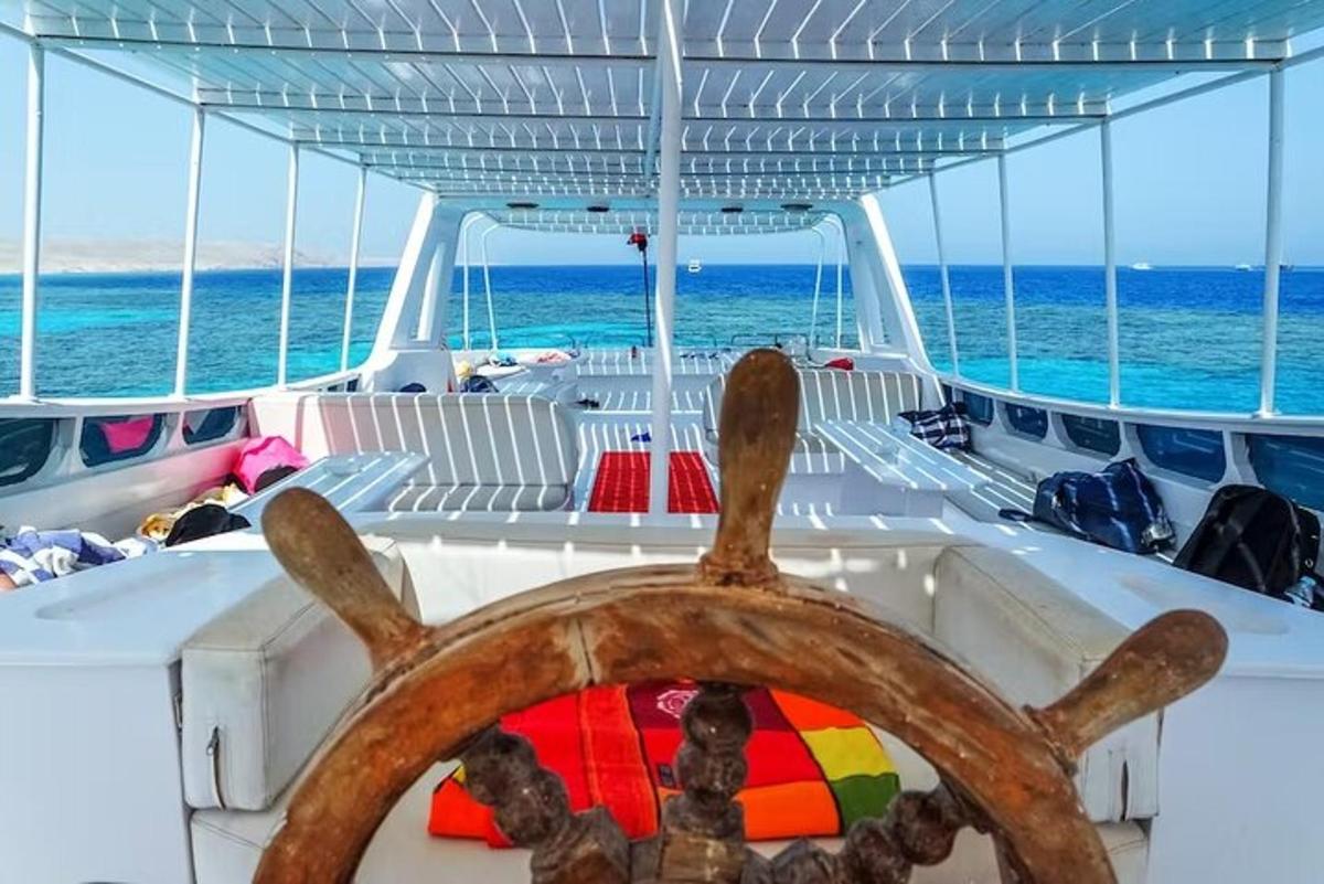 uma vista da parte traseira de um barco