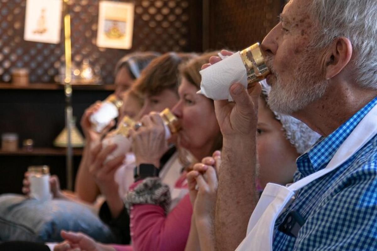 Un grupo de personas bebiendo cerveza de latas de cerveza.