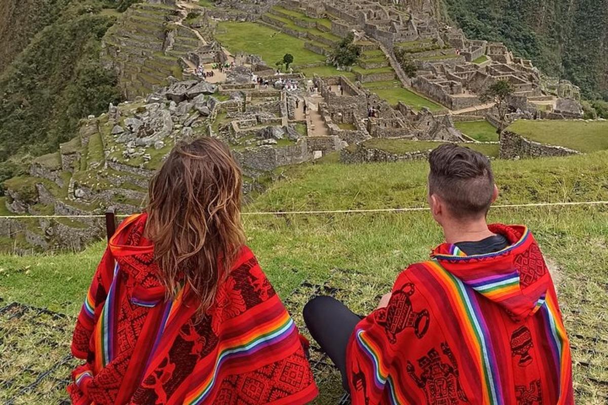 um homem e uma mulher sentados no topo de uma montanha