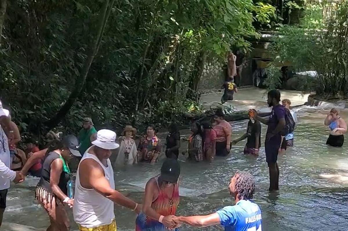 um grupo de pessoas em pé na água