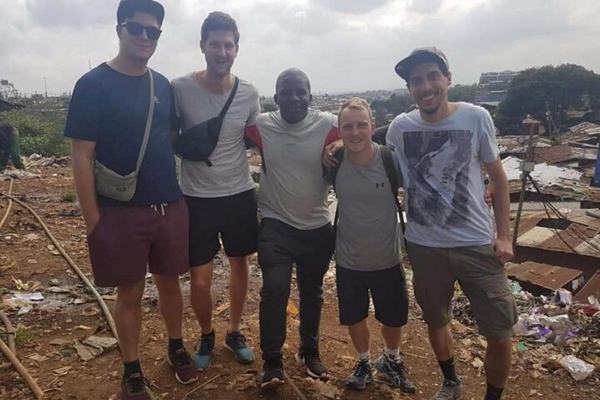 un gruppo di persone che posano per una foto