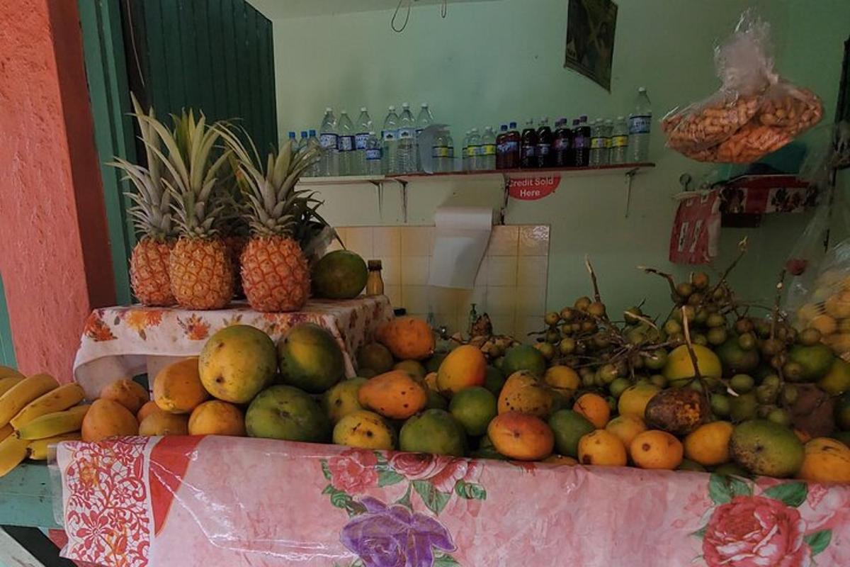 uma exposição de frutas em uma mesa com abacaxi e abacaxis