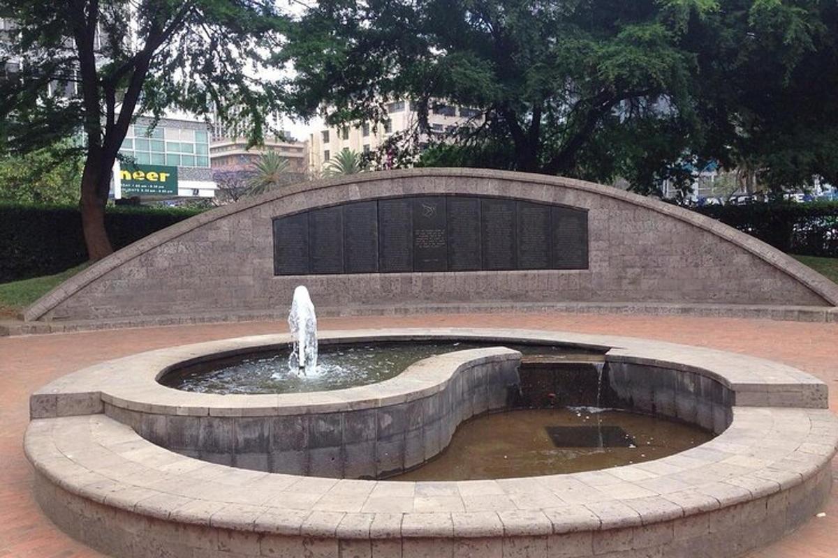una fontana in un parco con un cerchio di pietre
