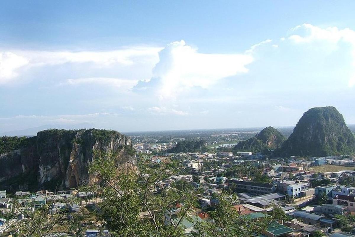 pemandangan bandar dengan latar belakang gunung