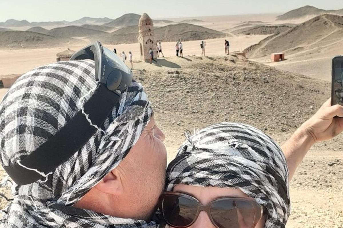 شخصان يلتقطان صورة للصحراء