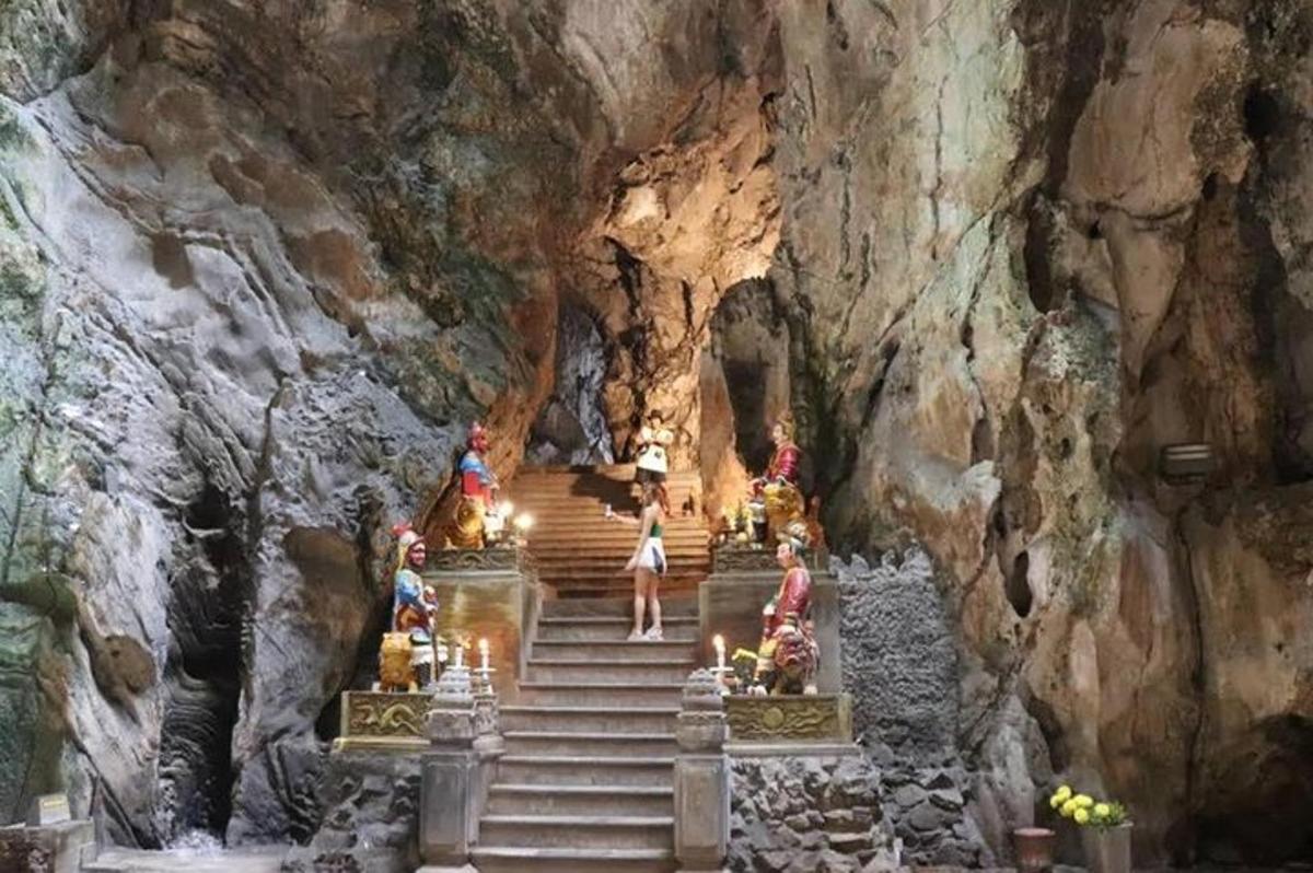 un gruppo di persone che salgono le scale in una grotta