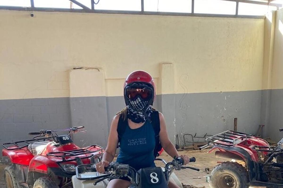 egy nő motorozik a garázsban