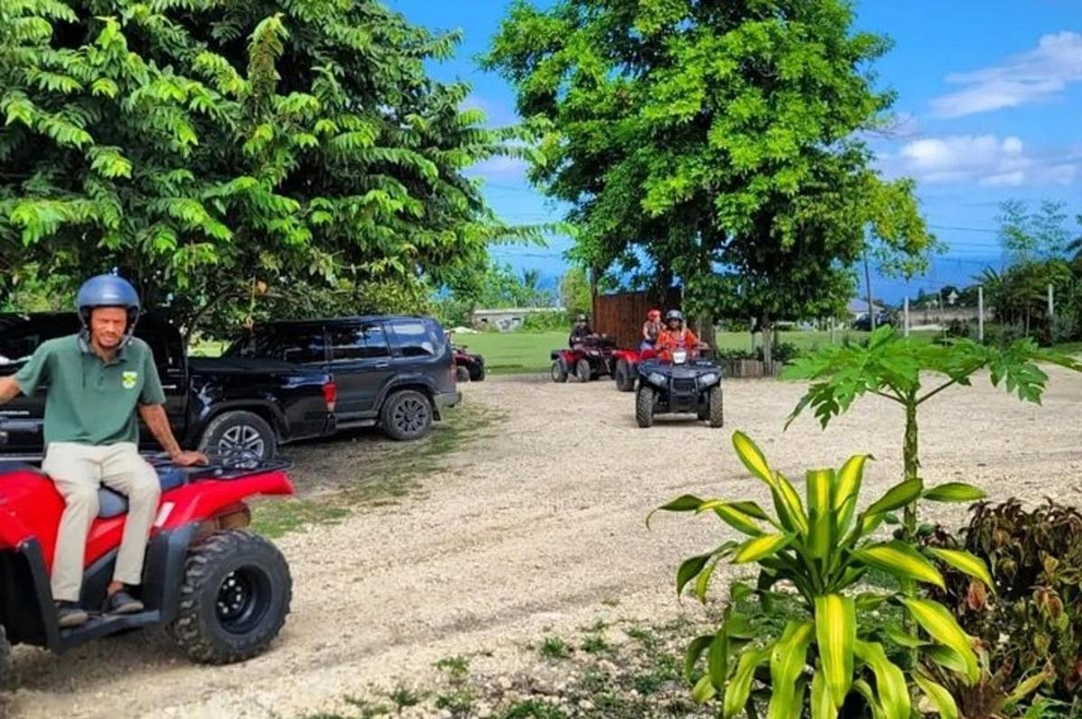 un uomo che guida un quad su una strada sterrata