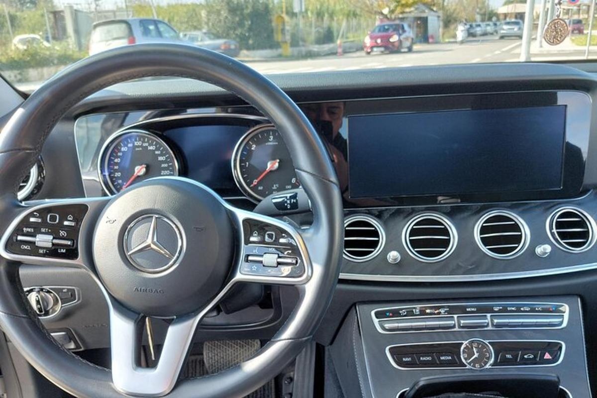 μια άποψη του τιμονιού ενός αυτοκινήτου Mercedes-Benz
