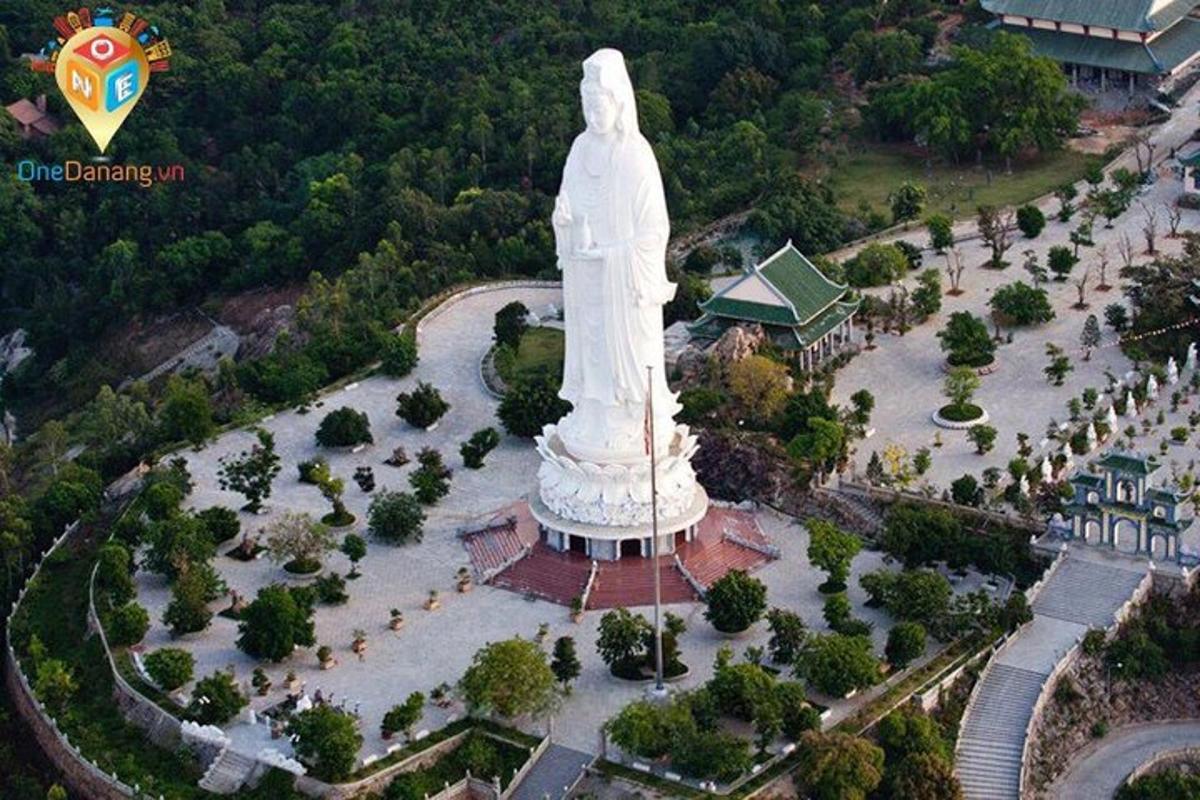 una vista dall'alto di una grande statua in un parco