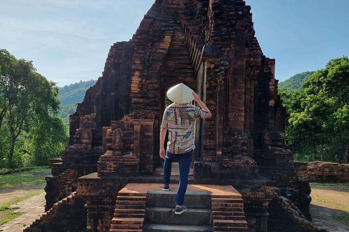 eine Person mit Hut, die auf einem Tempel steht