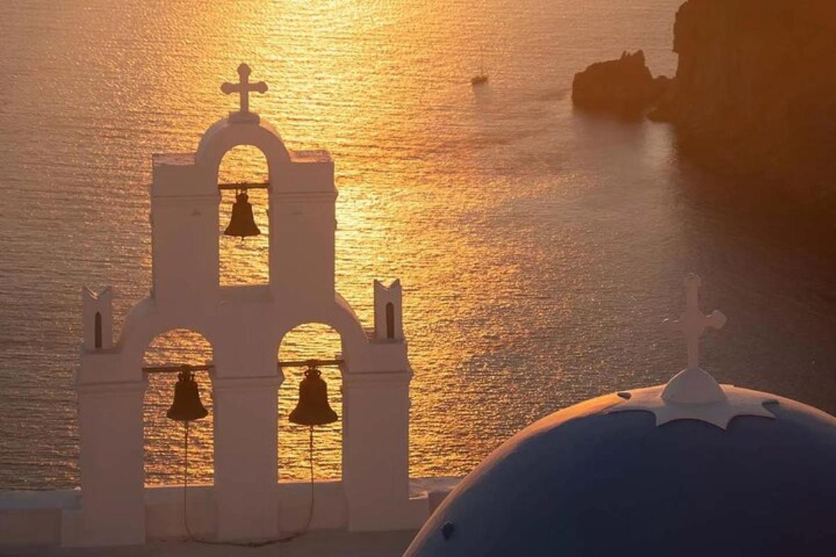 μια εκκλησία με σταυρό στην κορυφή της δίπλα στο νερό
