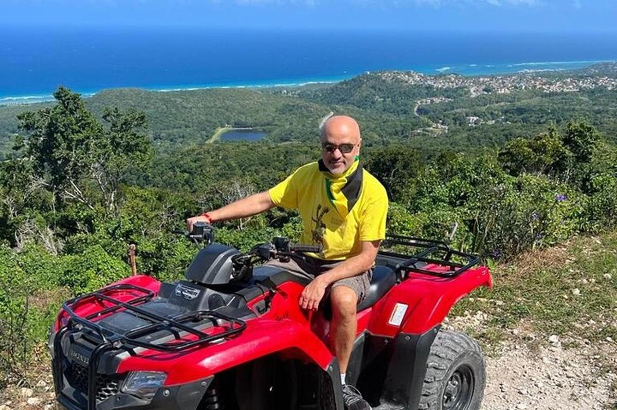 un uomo seduto su un quad su una collina