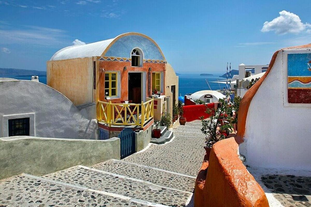 ένα μικρό σπίτι στην άκρη ενός κτιρίου