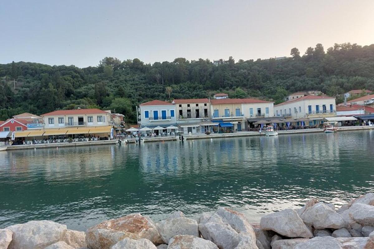 ένα συγκρότημα κτιρίων δίπλα σε ένα υδάτινο σώμα