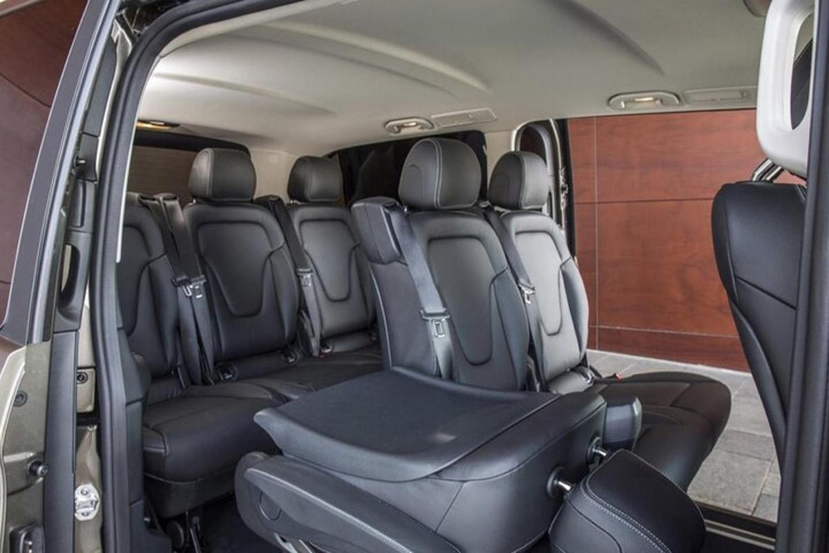 eine Innenansicht der Rücksitze eines Minivans