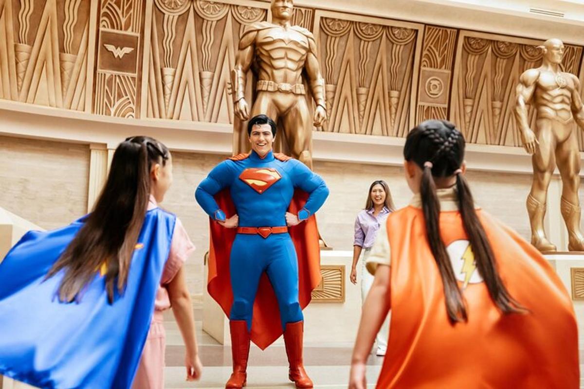 Hópur stúlkna að horfa á styttu af Superman