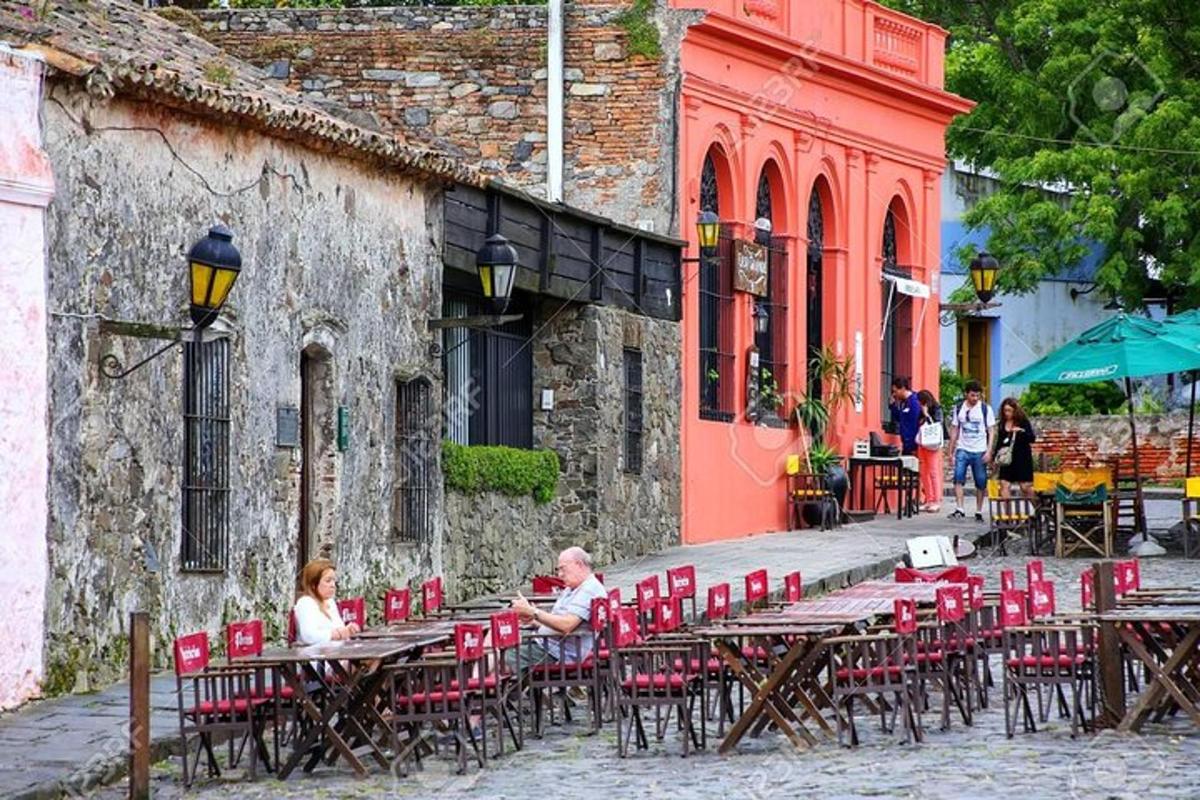 un uomo e una donna seduti ai tavoli e alle sedie di un ristorante all'aperto