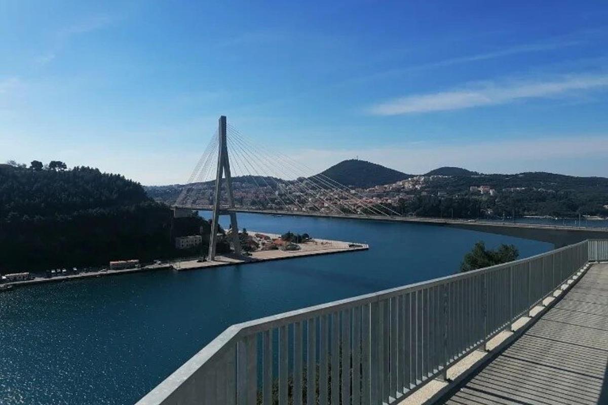 μια γέφυρα πάνω από ένα υδάτινο σώμα με μια γέφυρα