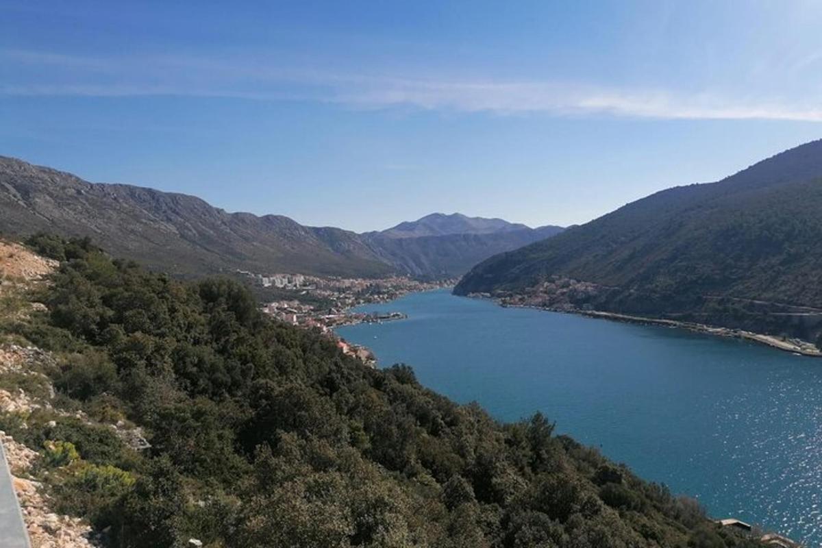 θέα σε ένα υδάτινο σώμα με βουνά