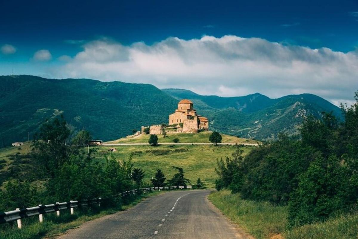budova na kopci vedle silnice