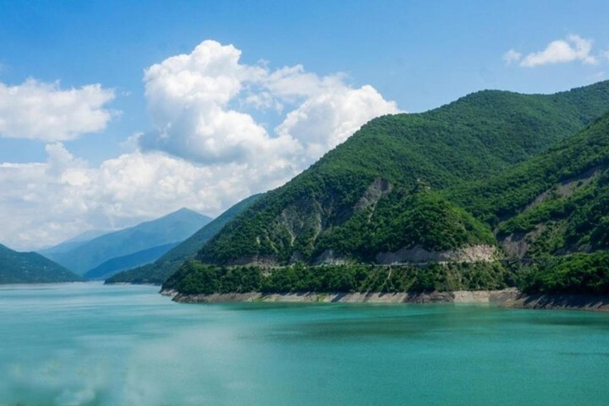 o întindere mare de apă cu munți în fundal