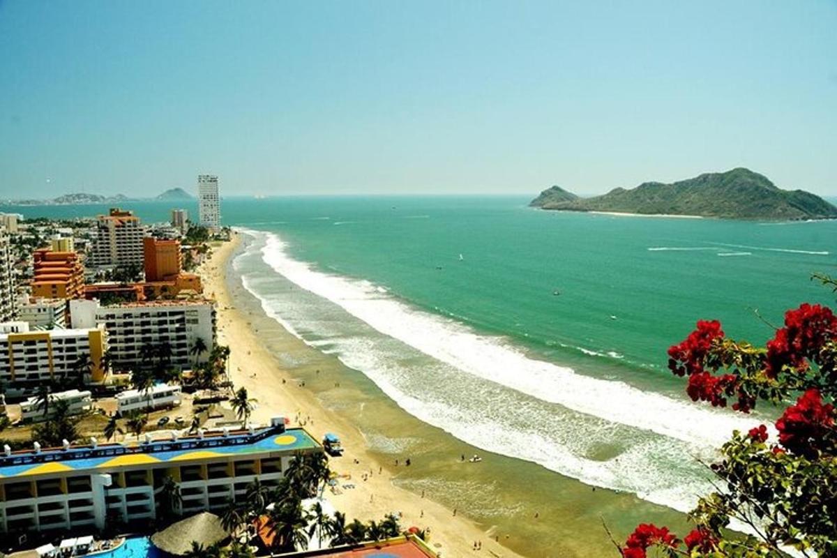 ทิวทัศน์ชายหาดพร้อมอาคารและมหาสมุทร