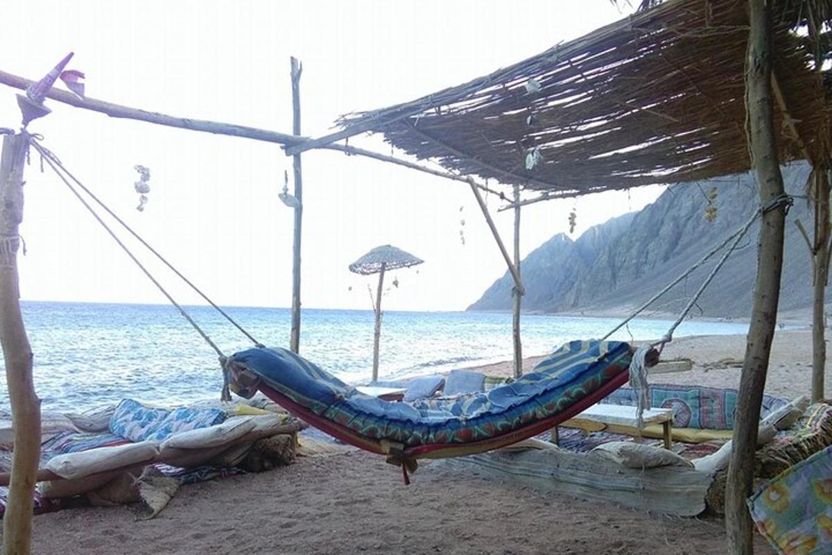 uma rede em uma praia próxima à água