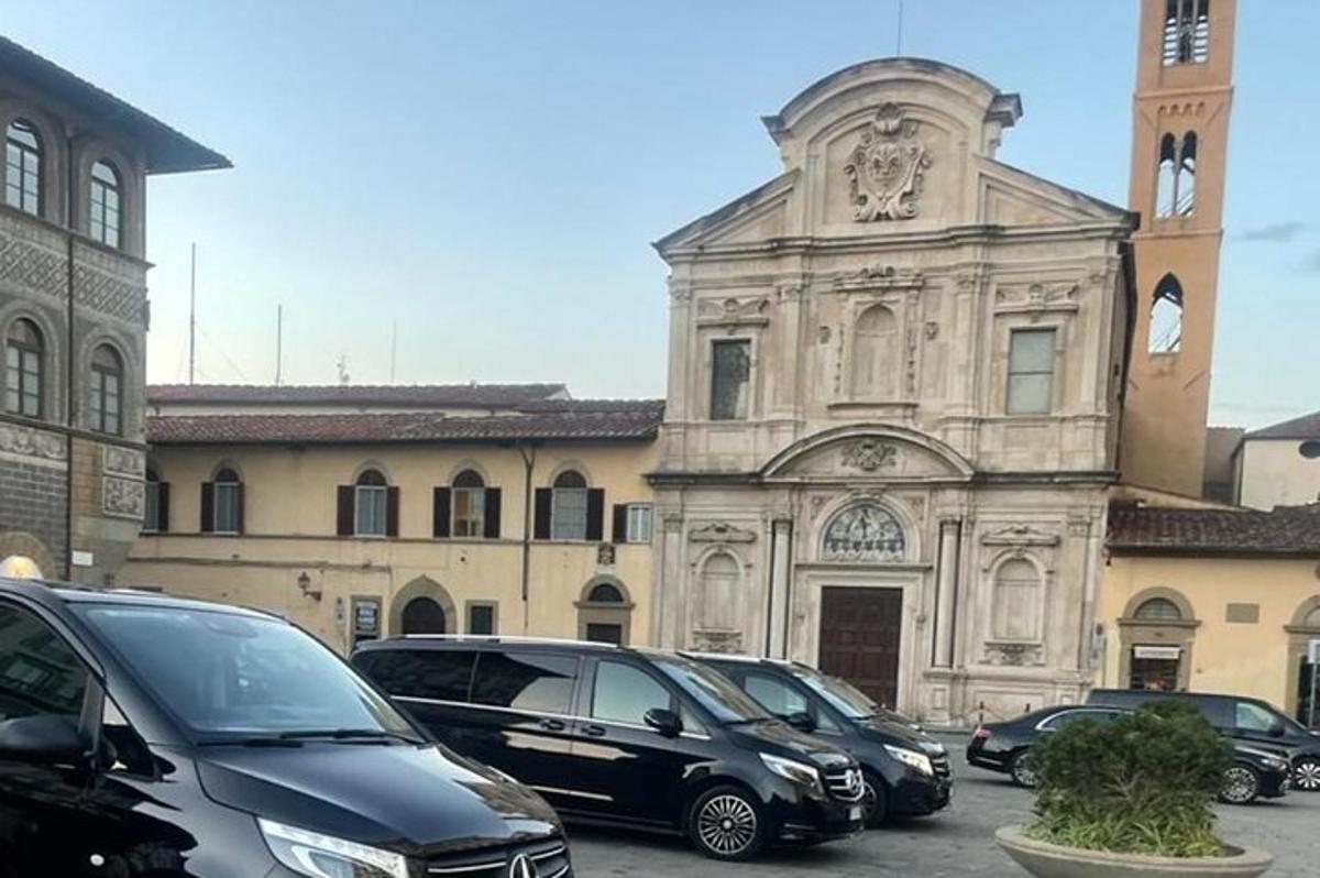 um prédio antigo com carros estacionados na frente