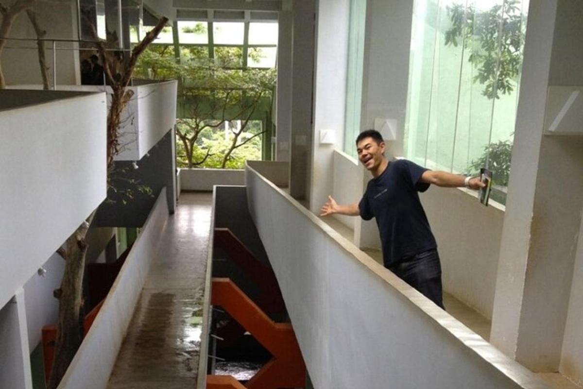 un uomo che scende le scale di un edificio