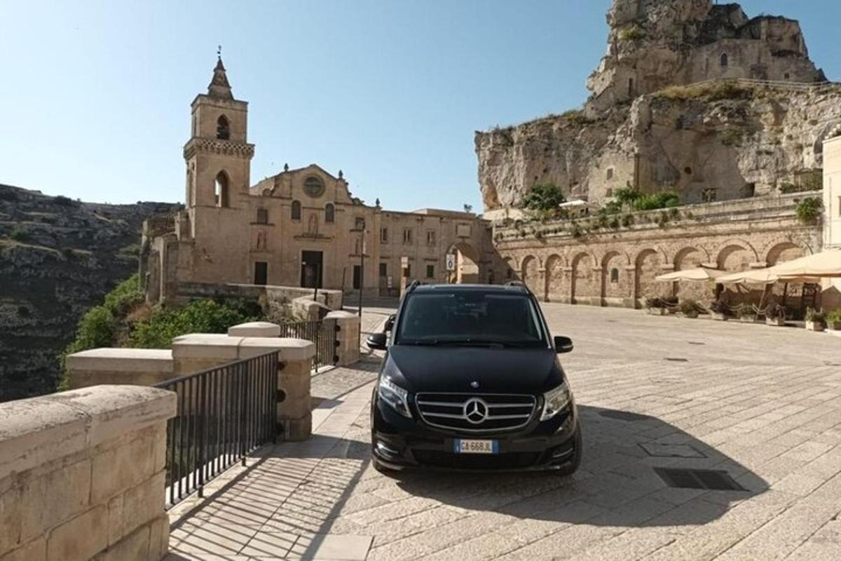 um carro estacionado em um estacionamento em frente a um castelo