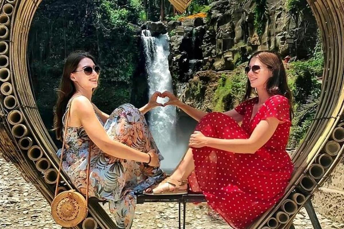 dua wanita duduk di hadapan air terjun di cermin