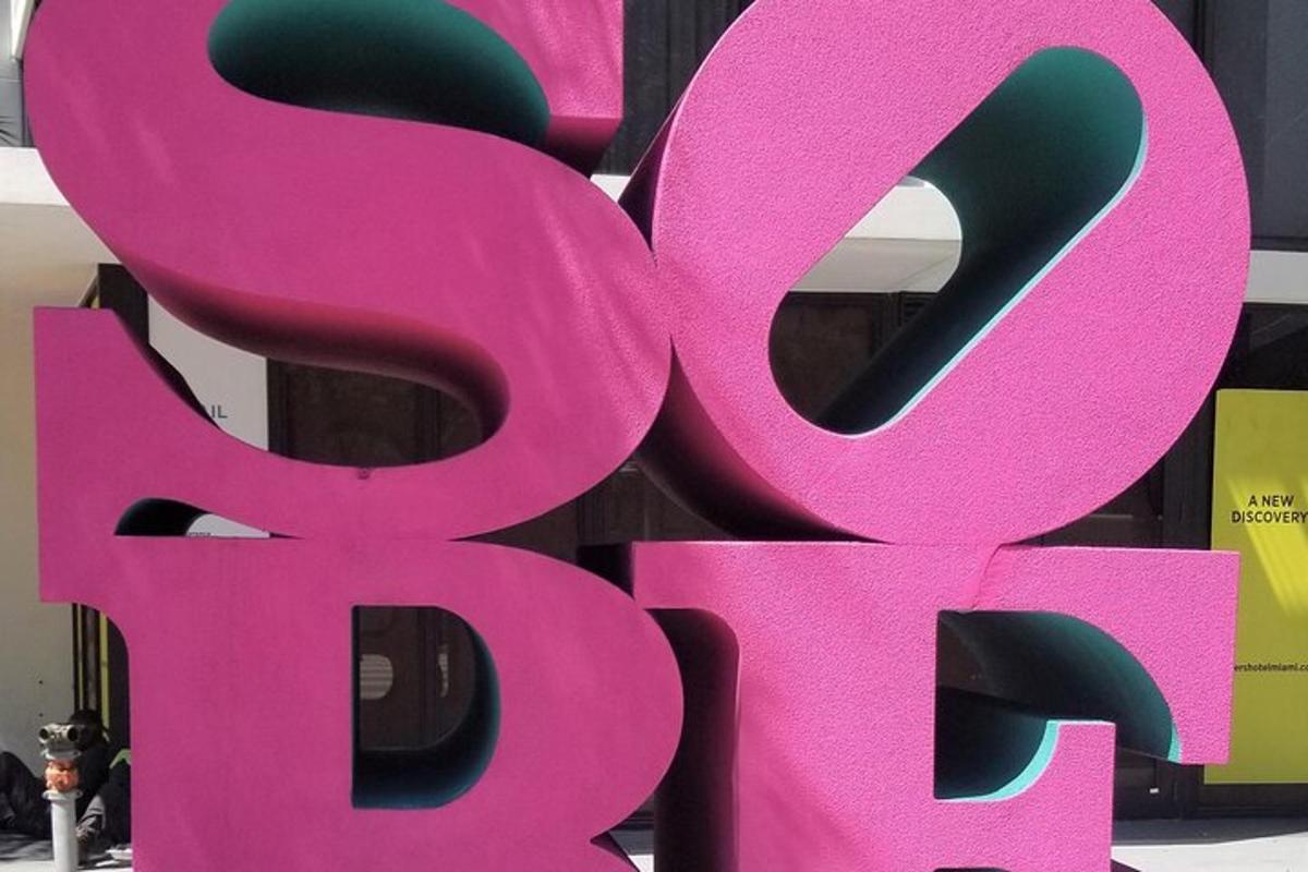 Una gran letra rosa s delante de un edificio