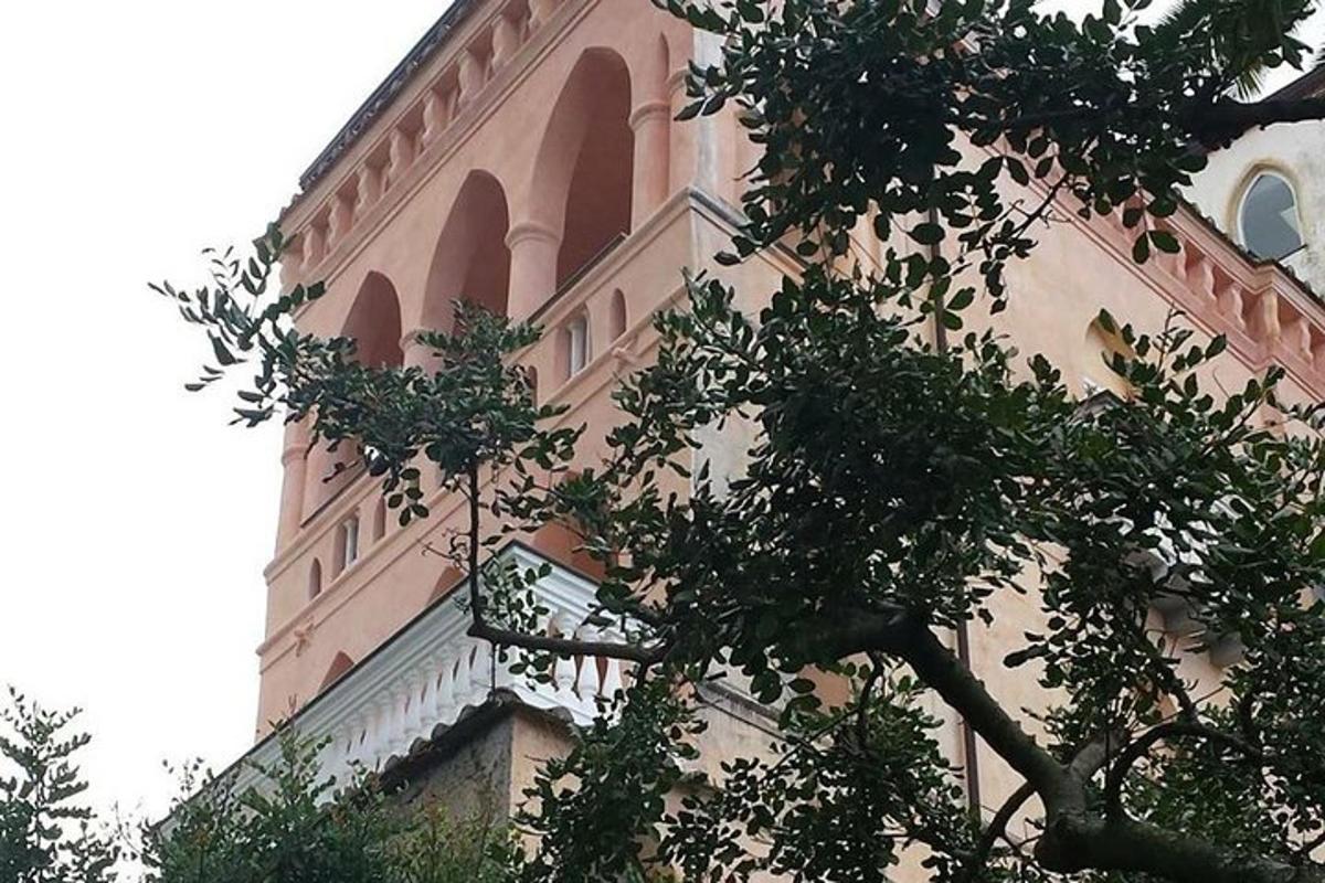 前に木がある建物