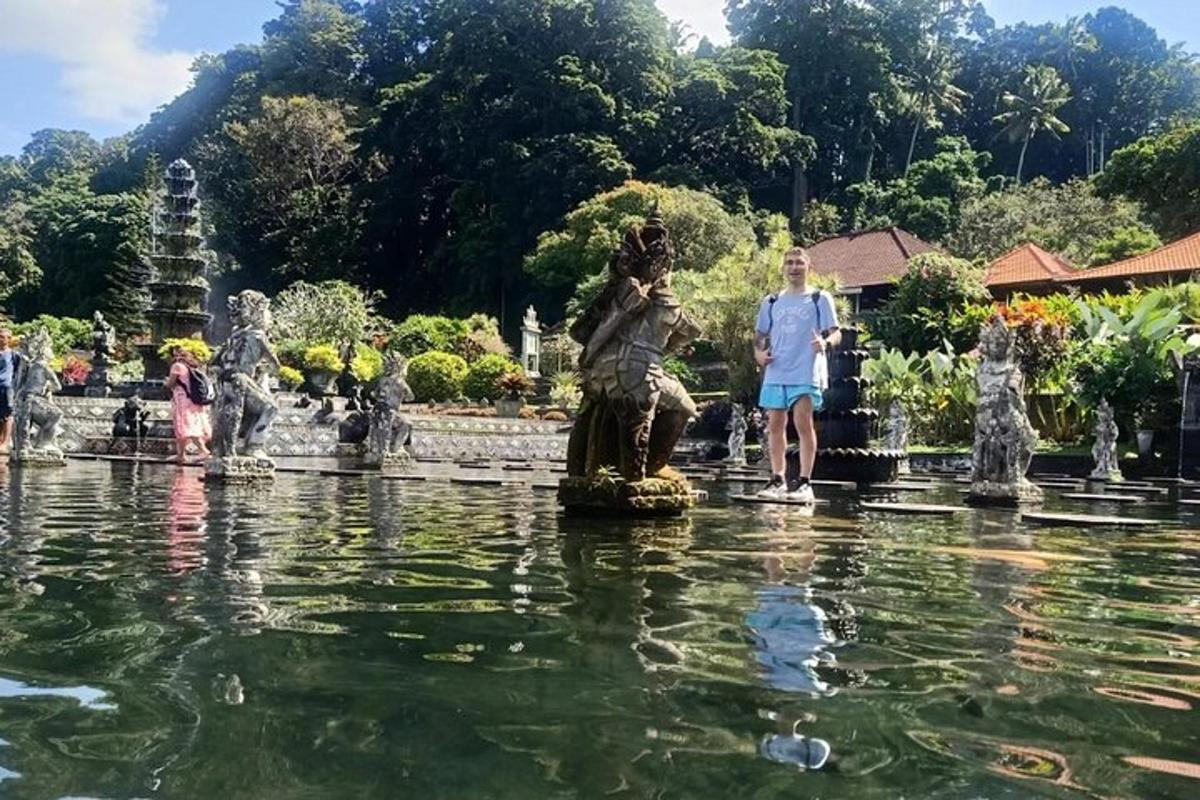 Una fuente en un parque con una estatua en el agua.