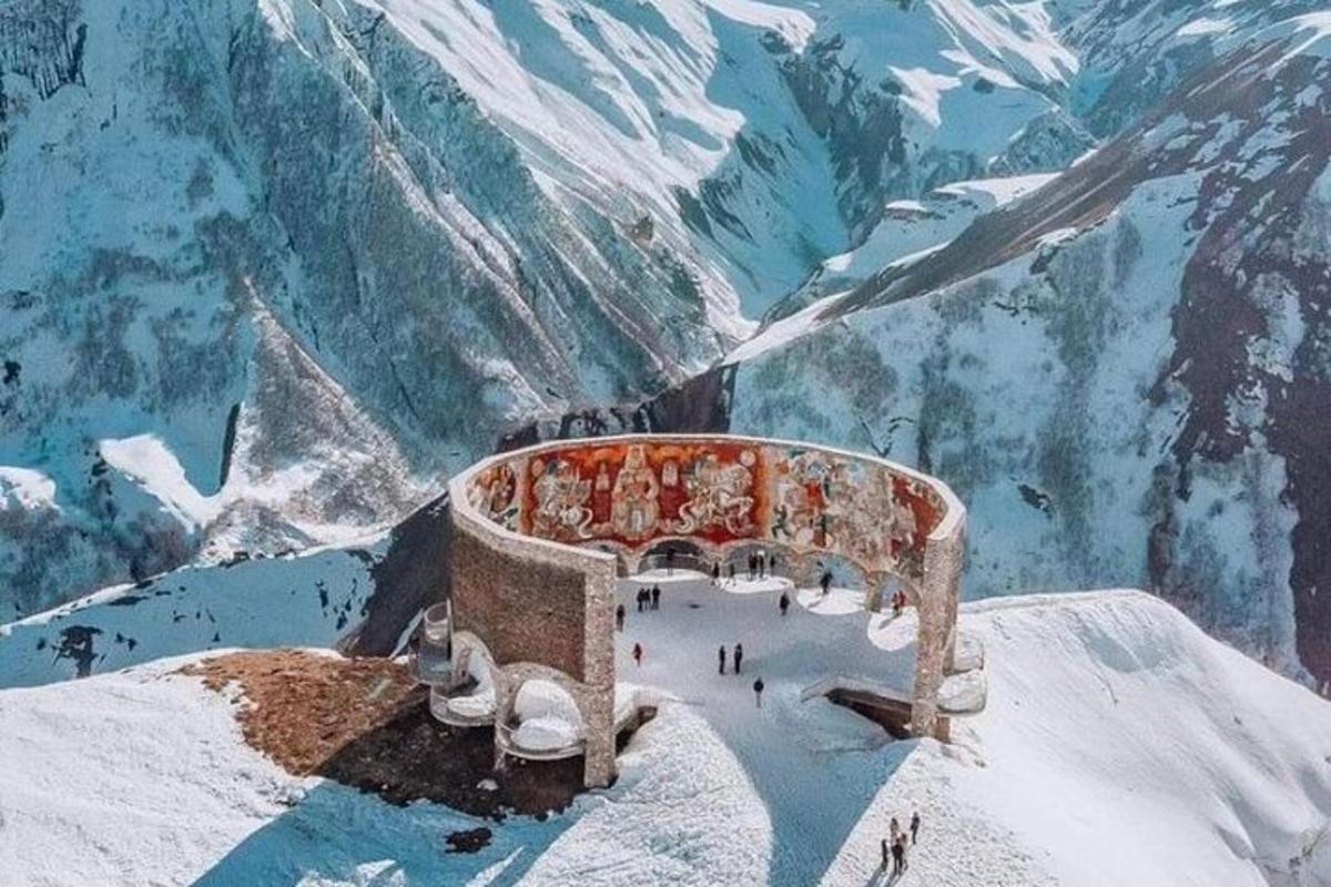 слика зграде на врху планине