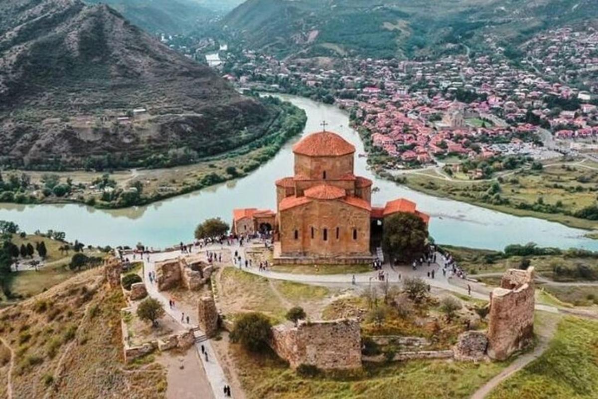 стара зграда на брду поред реке