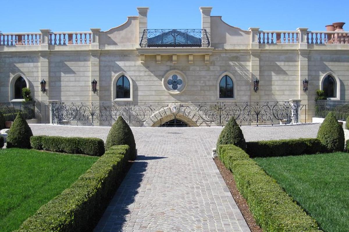 un edificio con un sentiero di fronte a un cortile