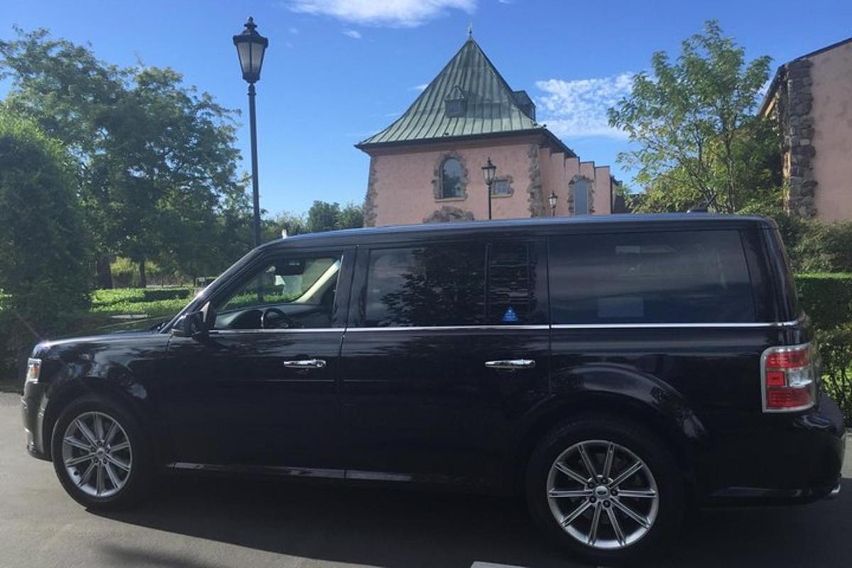 una limousine nera parcheggiata davanti a un edificio