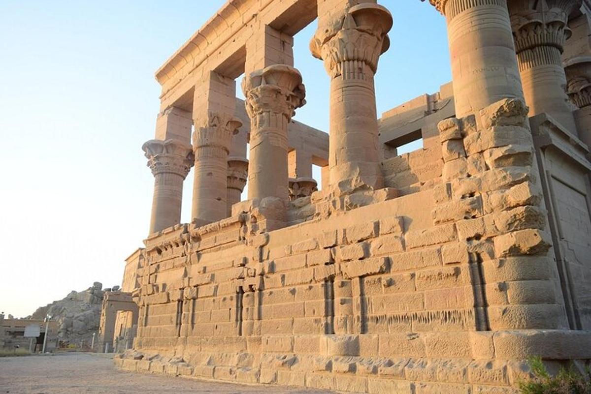Un edificio antiguo con columnas en el frente.